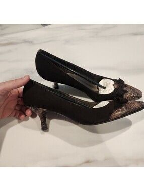 NIB Stuart Weitzman Whisker Cola Suede Bow Pointed Toe kitten Heels 8 M
